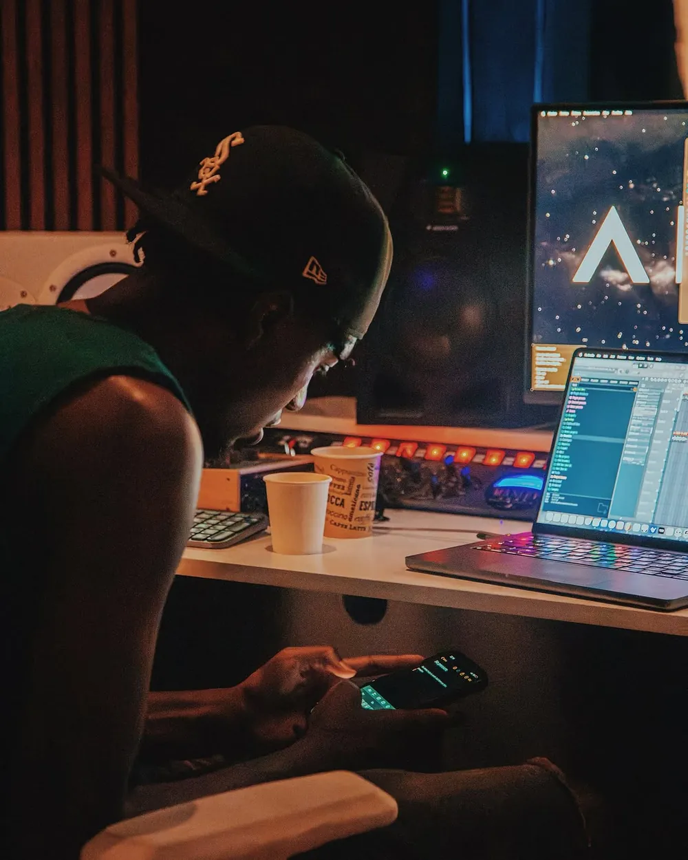 Un artiste devant l'écran de session