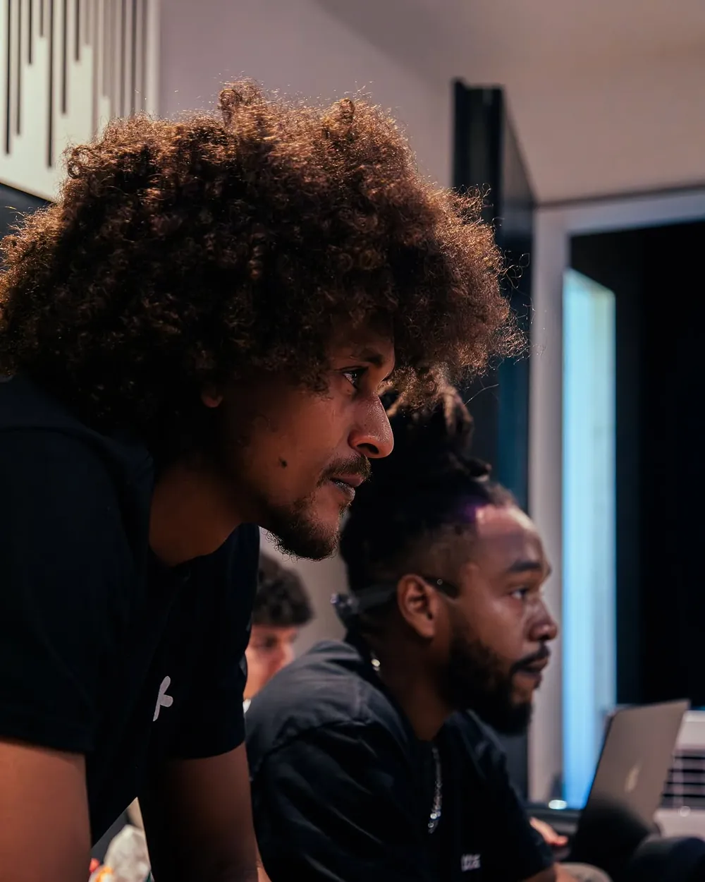Deux artistes à l'écoute d'une version