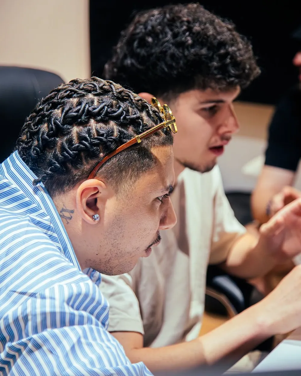 Deux artistes concentrés pendant la session