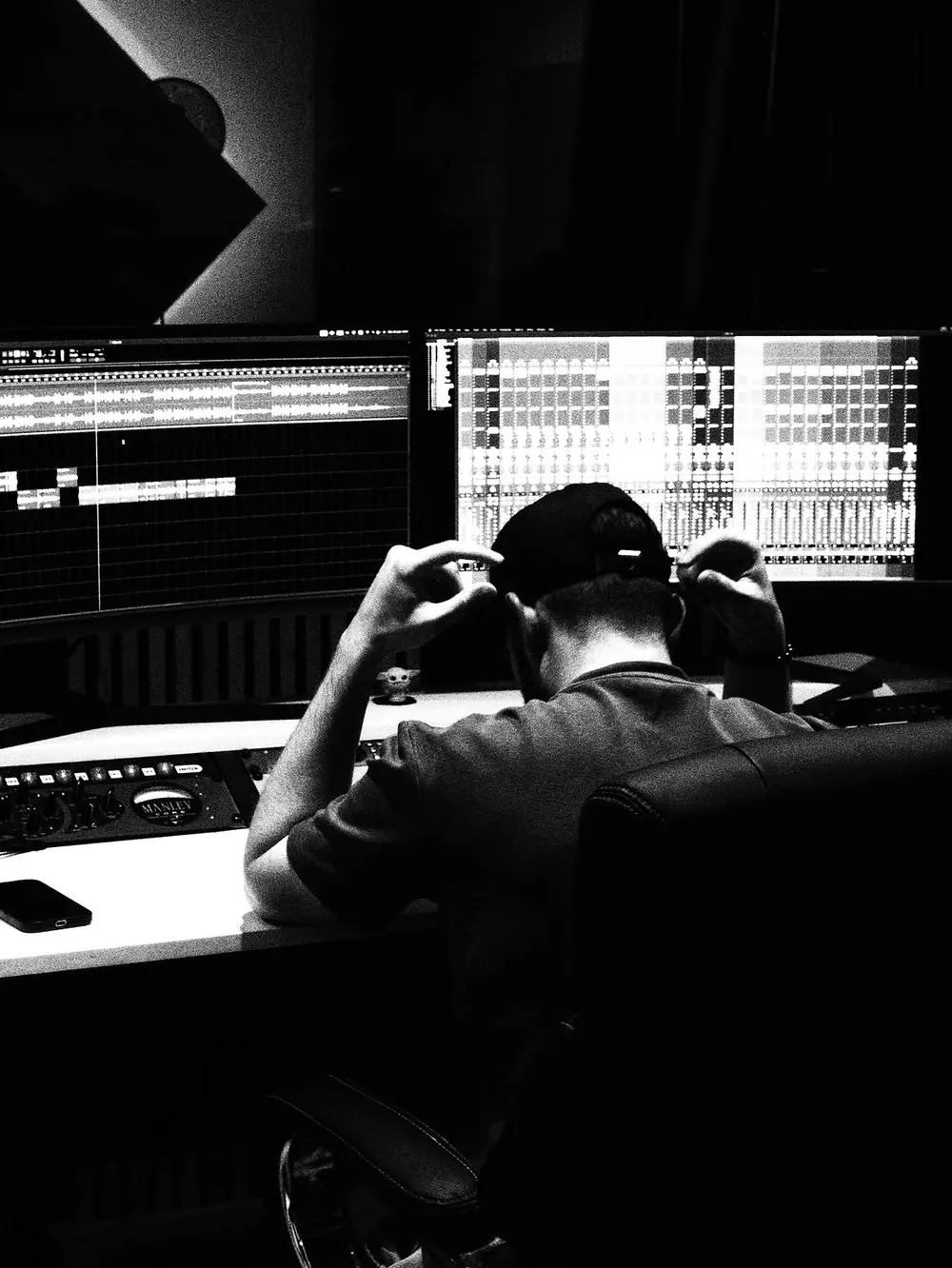 Mixage de nuit, en noir et blanc