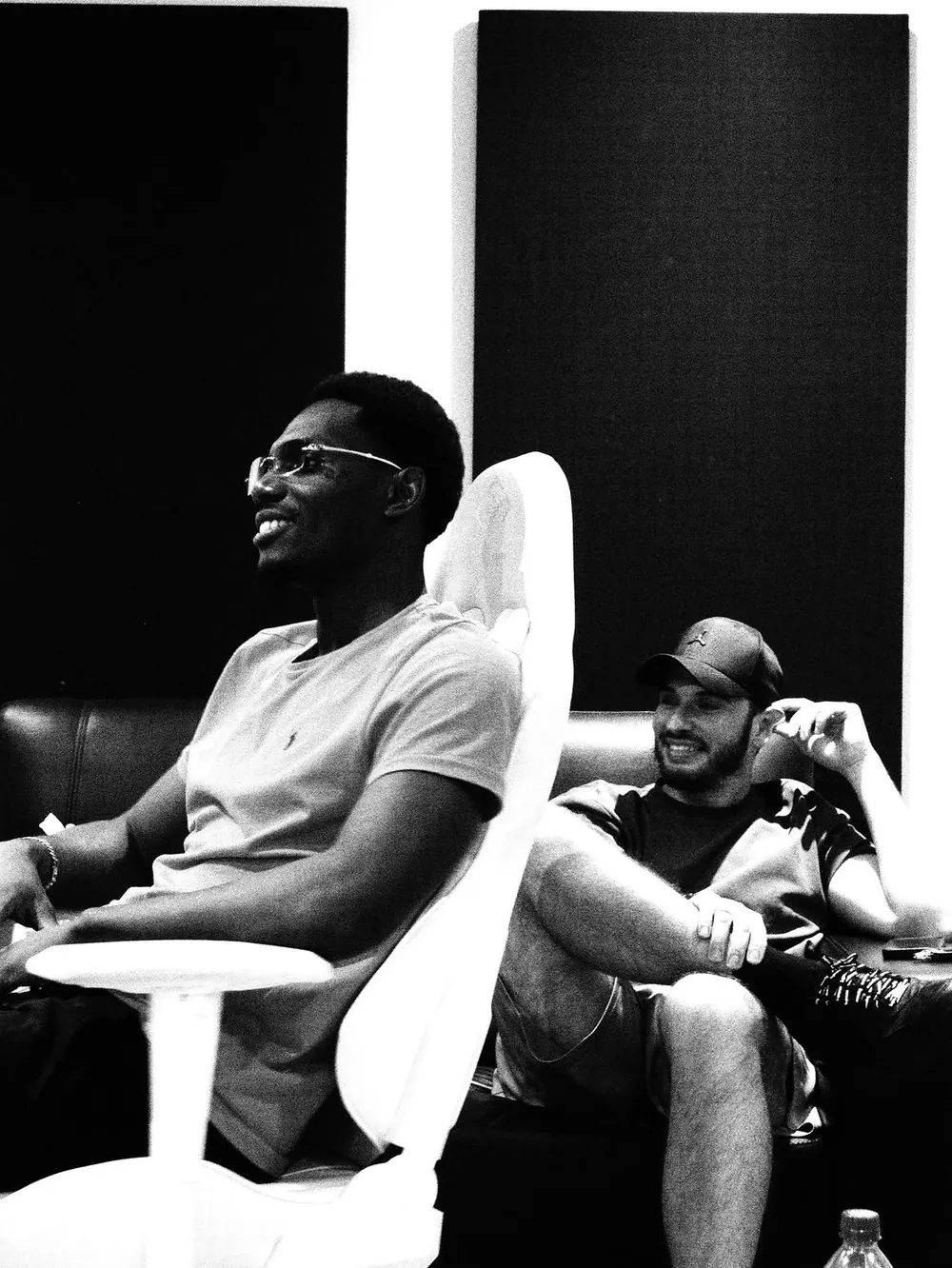 Rires pendant la session, en noir et blanc