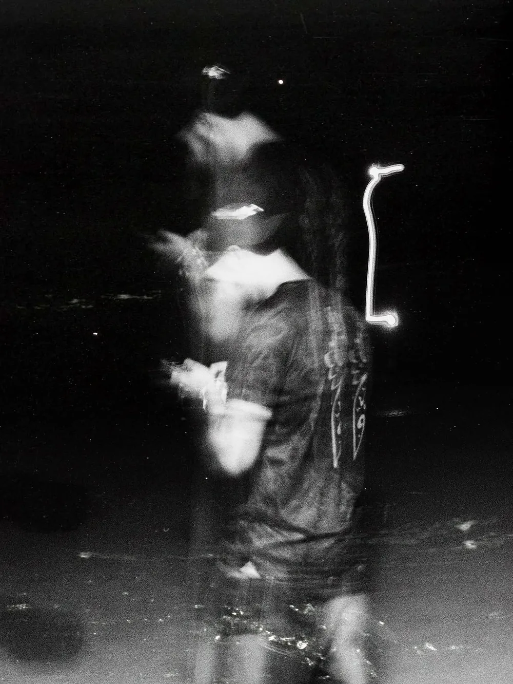 Portrait en mouvement, en noir et blanc
